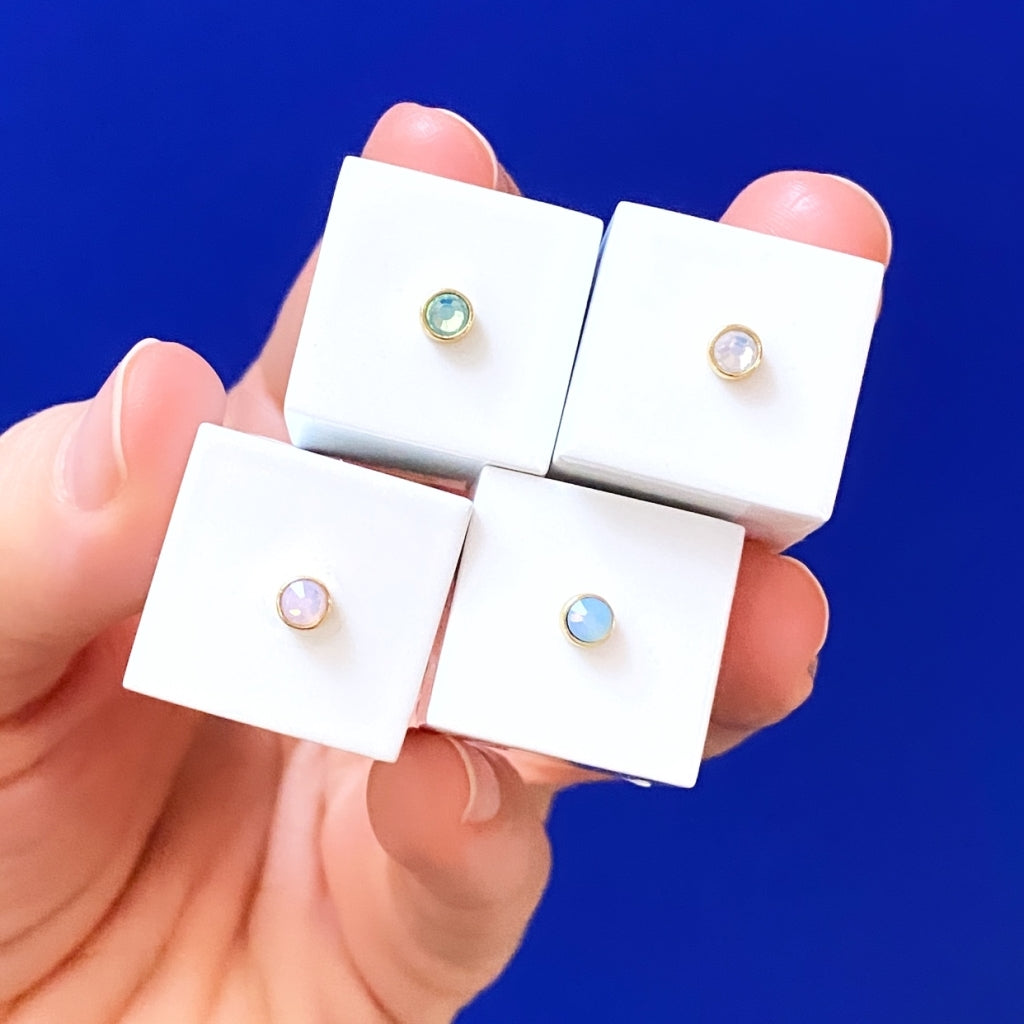 
                  
                    Weißer Opal-Bling-Kristall-Ohrring
                  
                