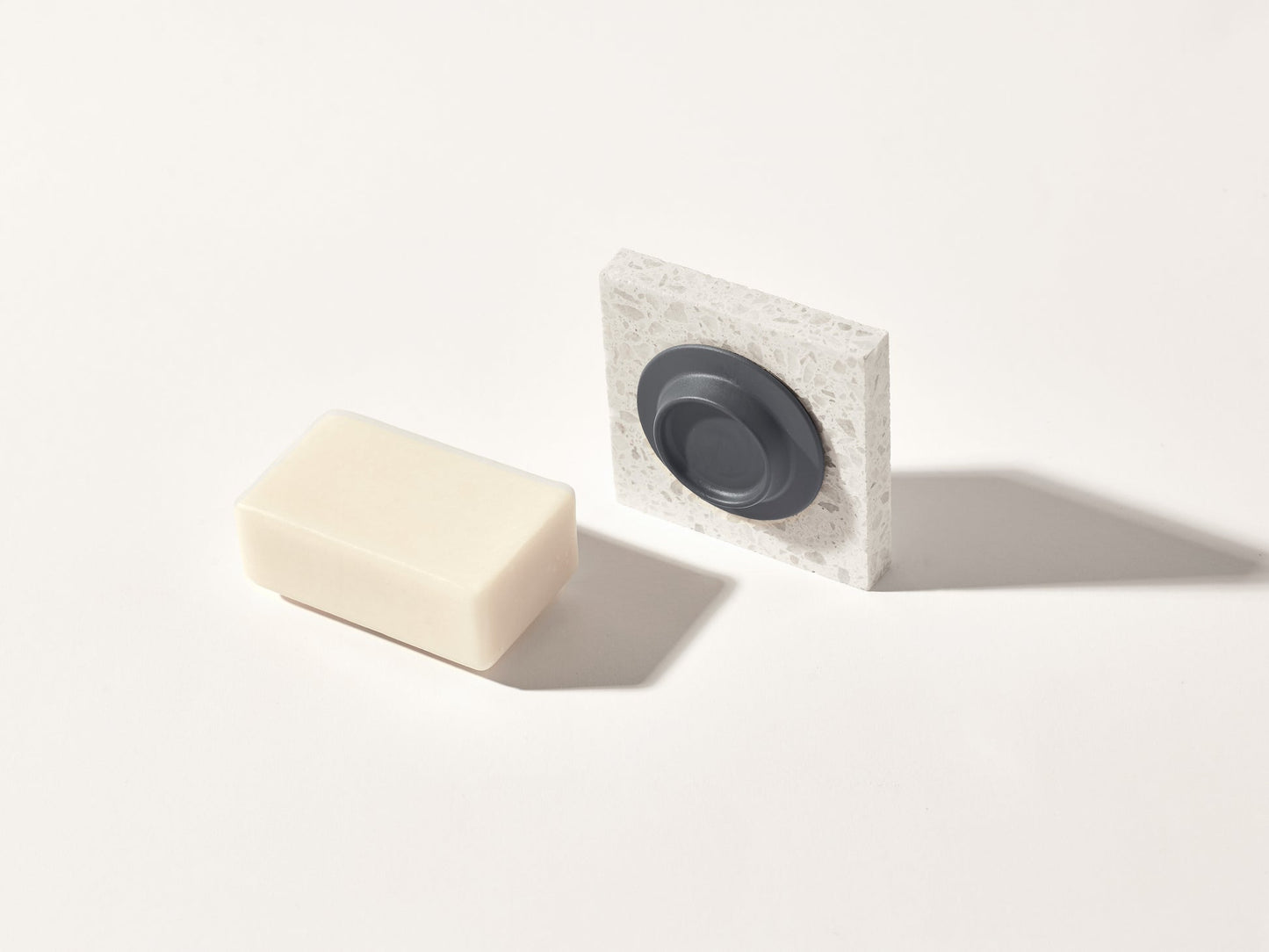 
                  
                    Magnetischer Seifenhalter in Dunkelgrau 
                  
                