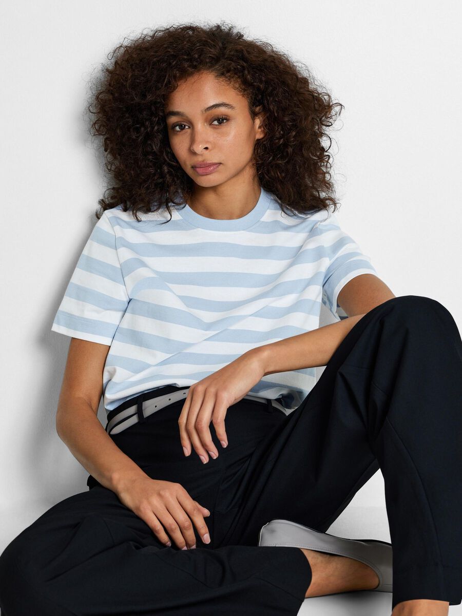 
                  
                    SLFESSENTIAL Kaschmirblaues, leuchtend weiß gestreiftes Boxy-T-Shirt
                  
                