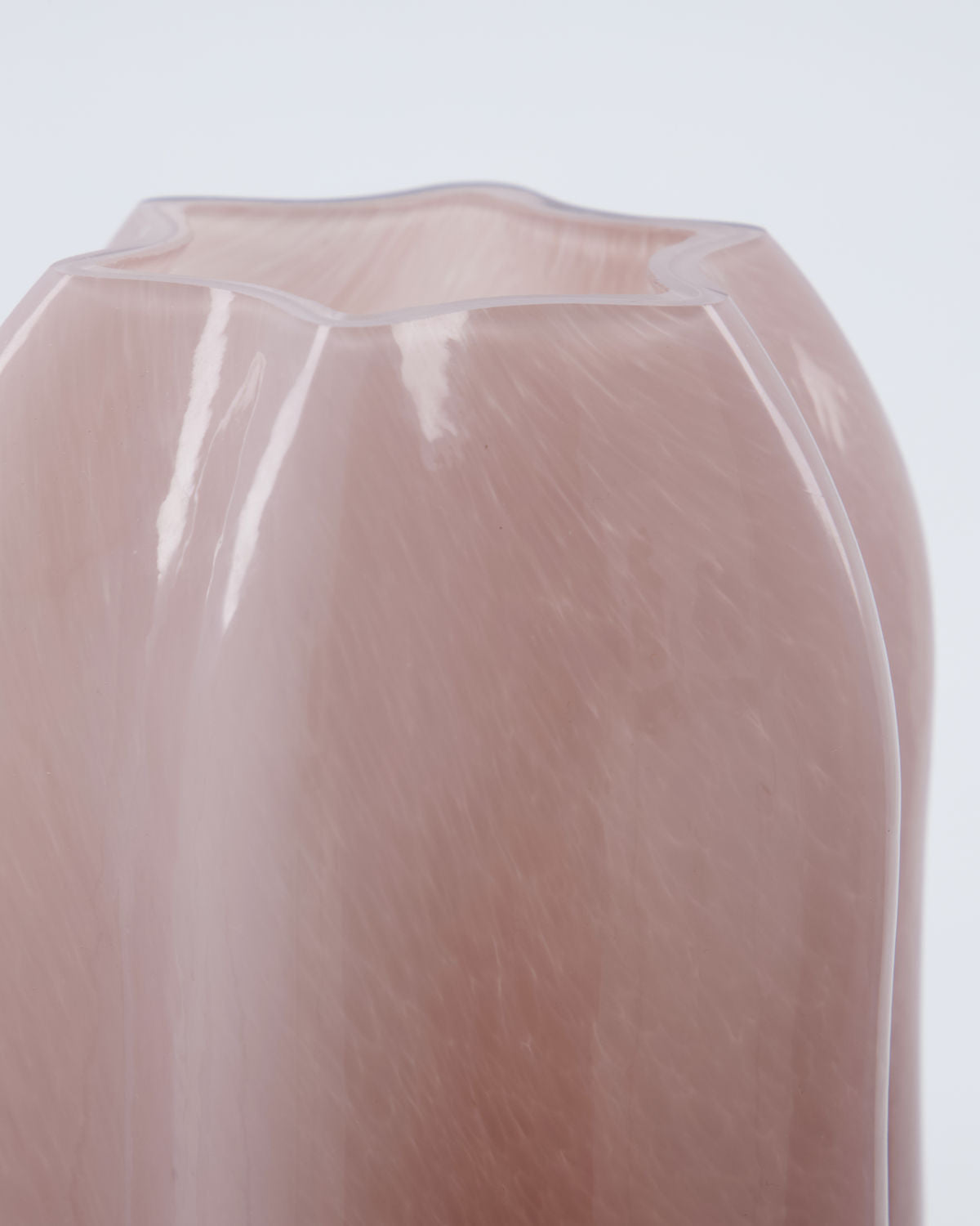
                  
                    NIXI – Vase aus rosa Glas
                  
                