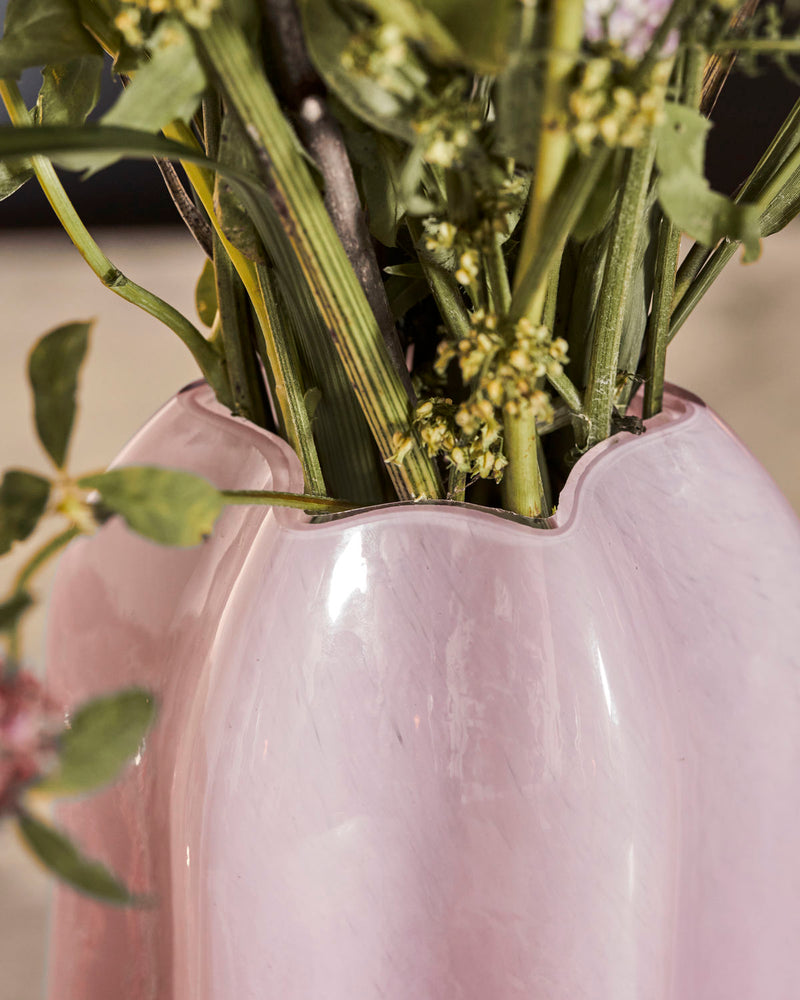 
                  
                    NIXI – Vase aus rosa Glas
                  
                