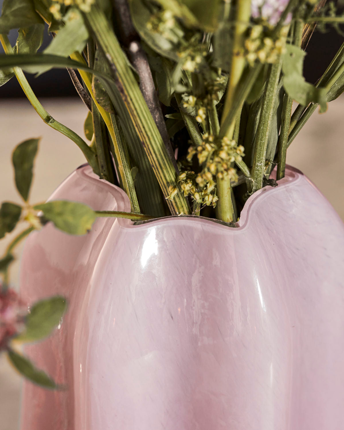 
                  
                    NIXI – Vase aus rosa Glas
                  
                