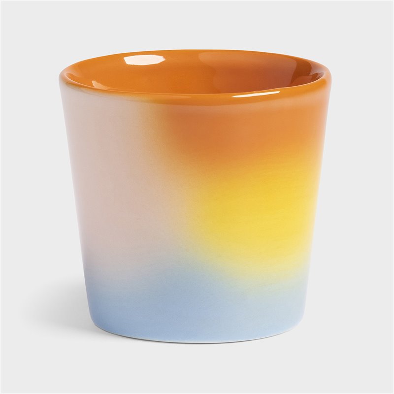 Kleine Tasse in verschiedenen Farbtönen