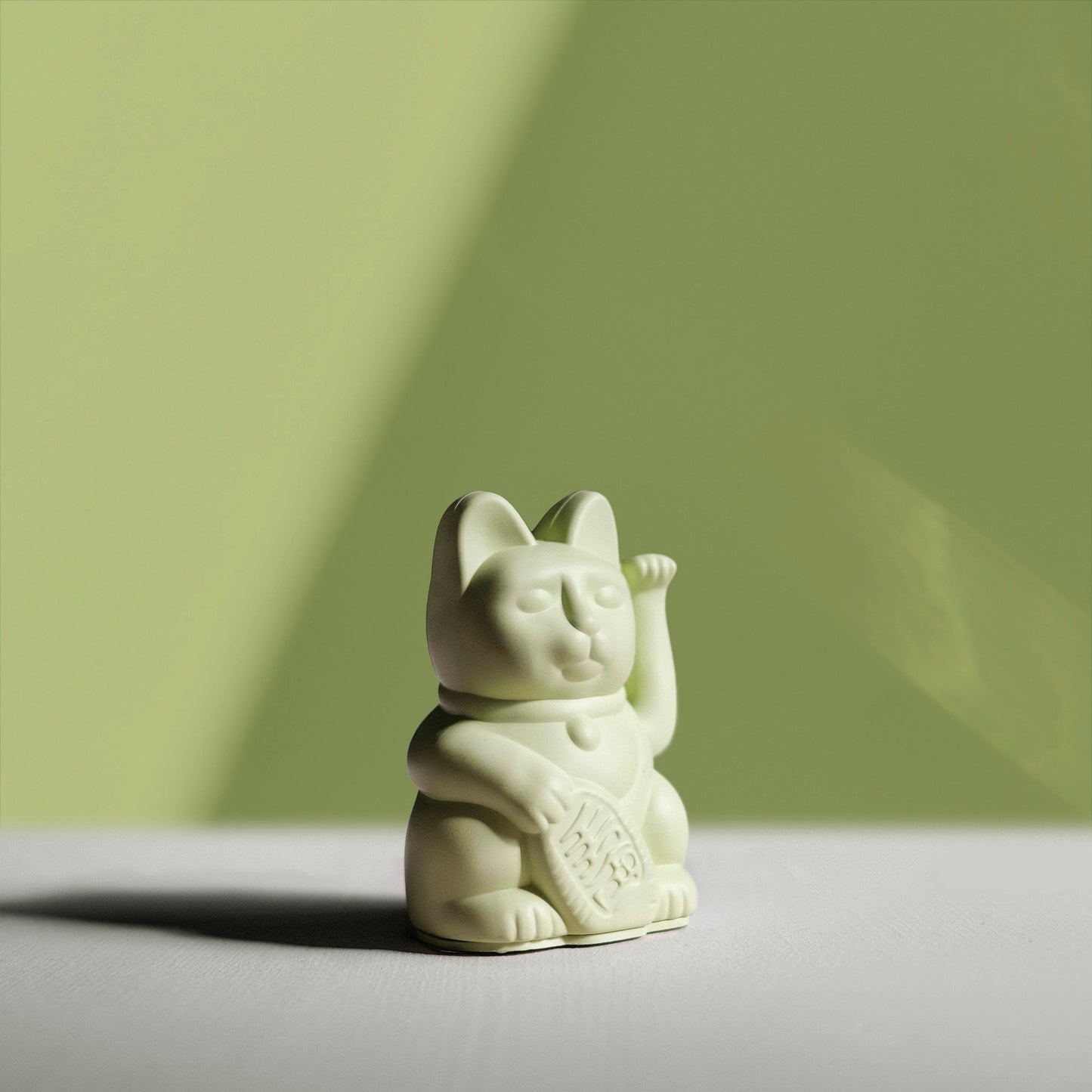 
                  
                    Mini-Glückskatzen-Ornament in Hellgrün
                  
                