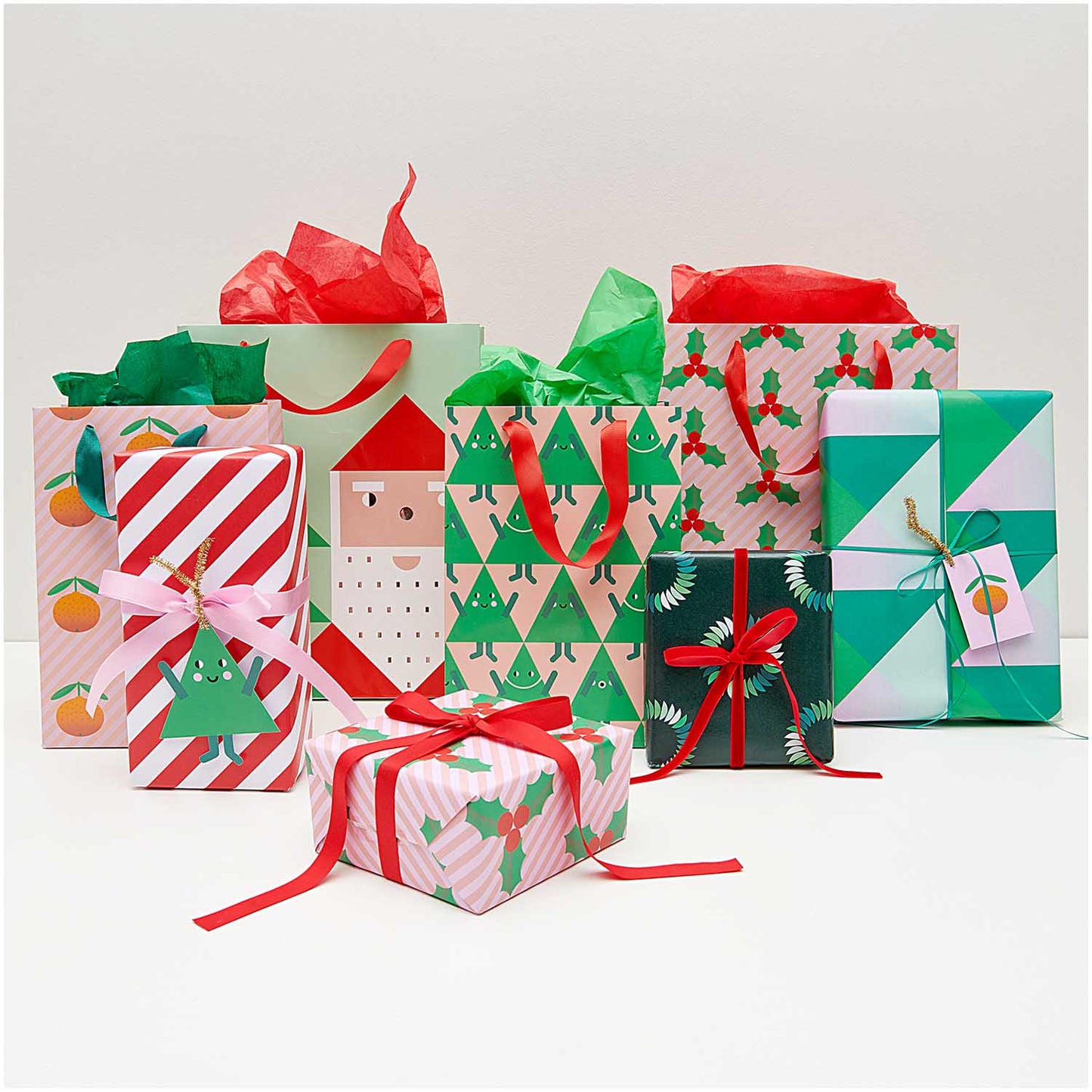 
                  
                    viktoria und albert Geschenkpapier Dunkelgrün Kränze  
                  
                