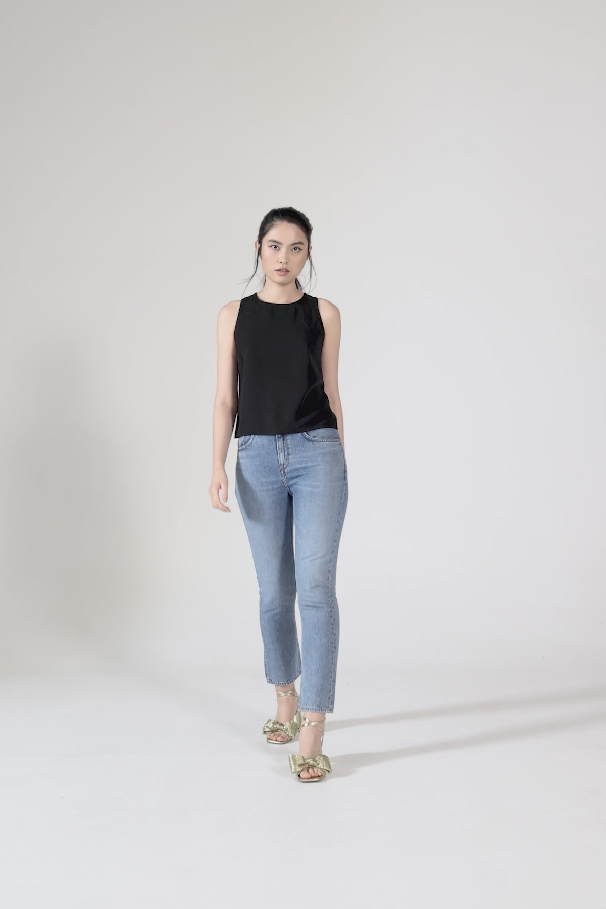 
                  
                    CHEMILLA Schwarzes Tanktop
                  
                