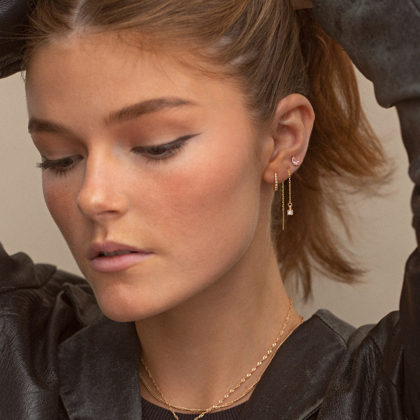 
                  
                    LEAH Ohrstecker mit Blatt-Design, Rosa 
                  
                