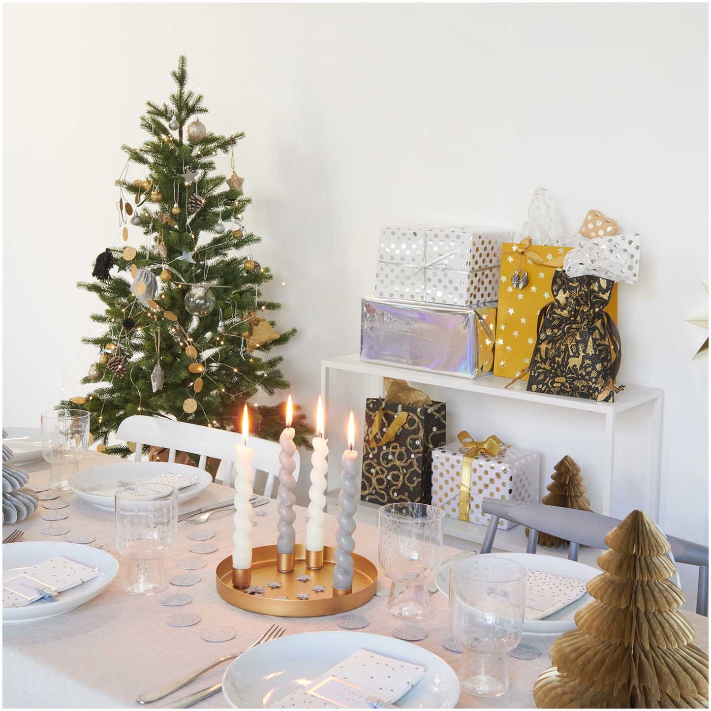 
                  
                    Gold Dots Paper Napkins
                  
                