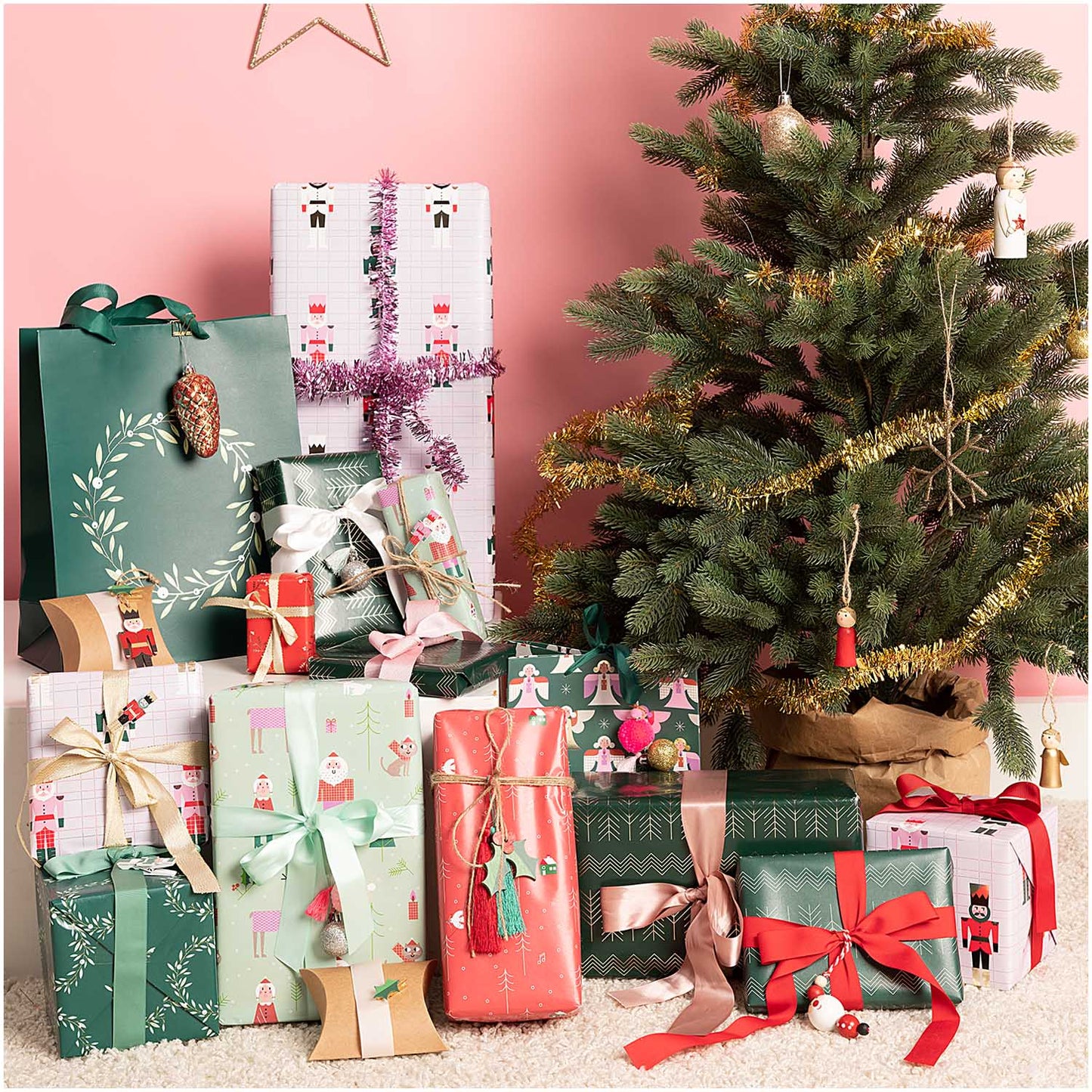 Pink Nutcrack Papierdekoration bei victoriametalbert