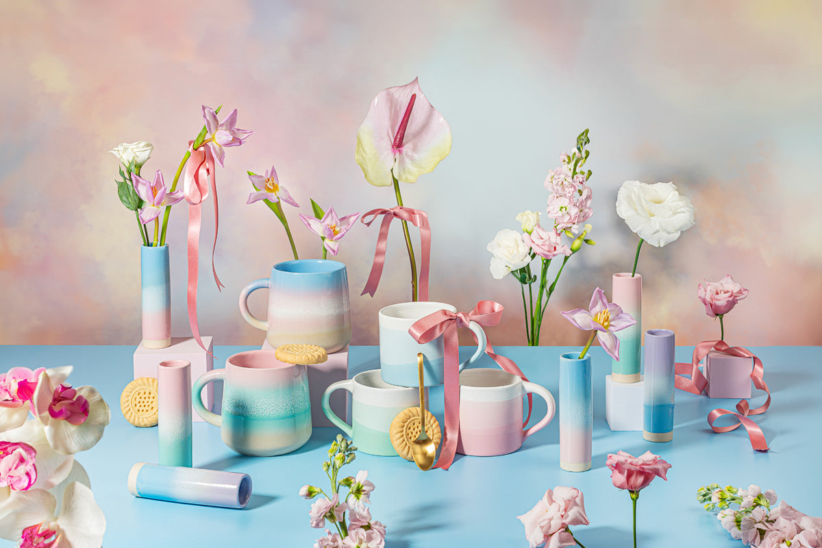 Detailaufnahme des pastellfarbenen Ombre Mugs in Blau und Pink