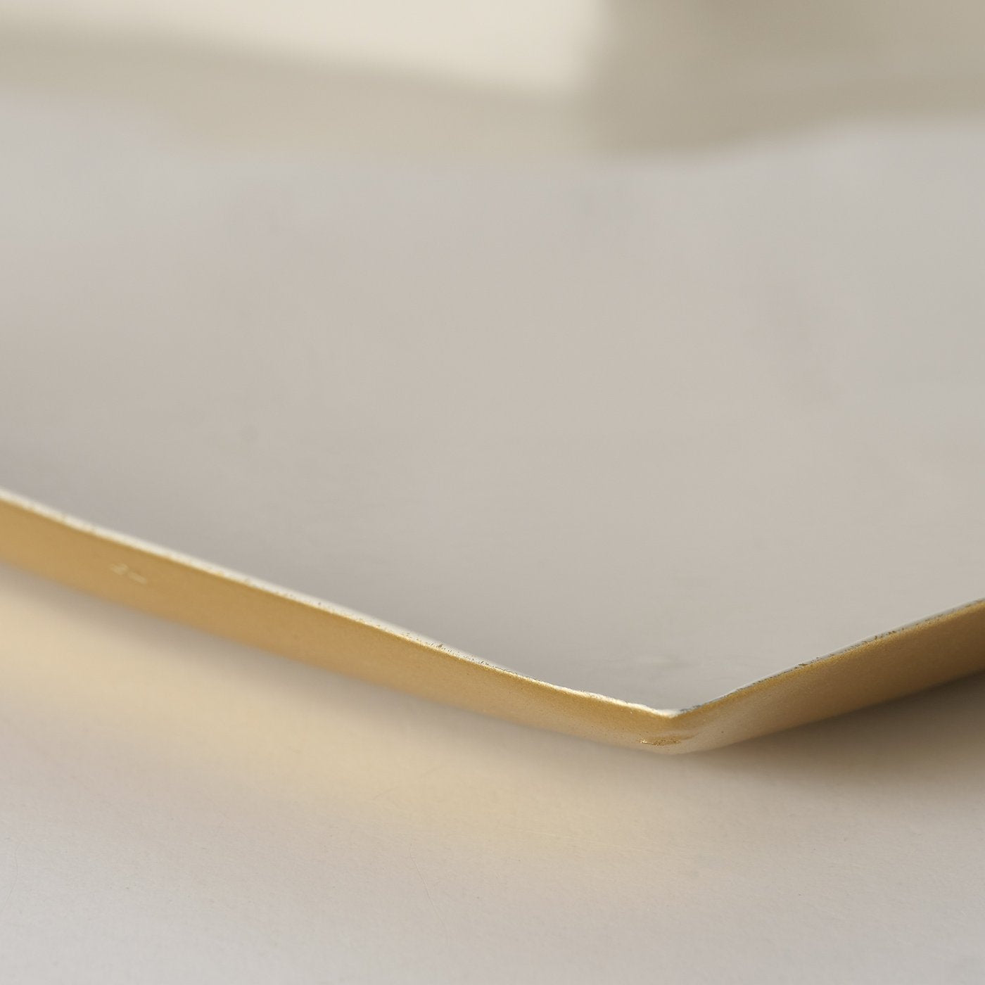 
                  
                    Kleines beigefarbenes Tablett
                  
                