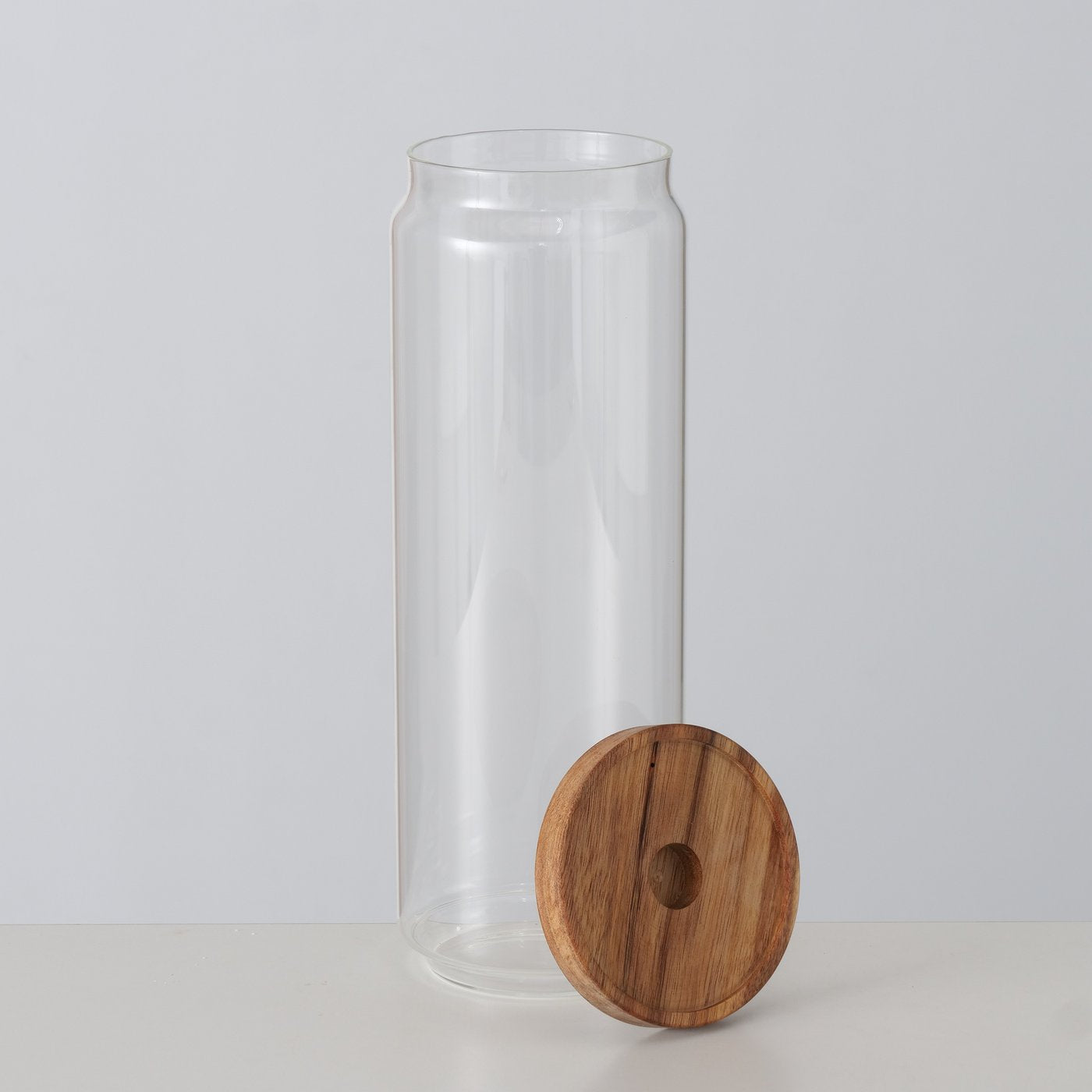 
                  
                    Ein großes TAVOLA-Vorratsglas aus klarem Glas
                  
                