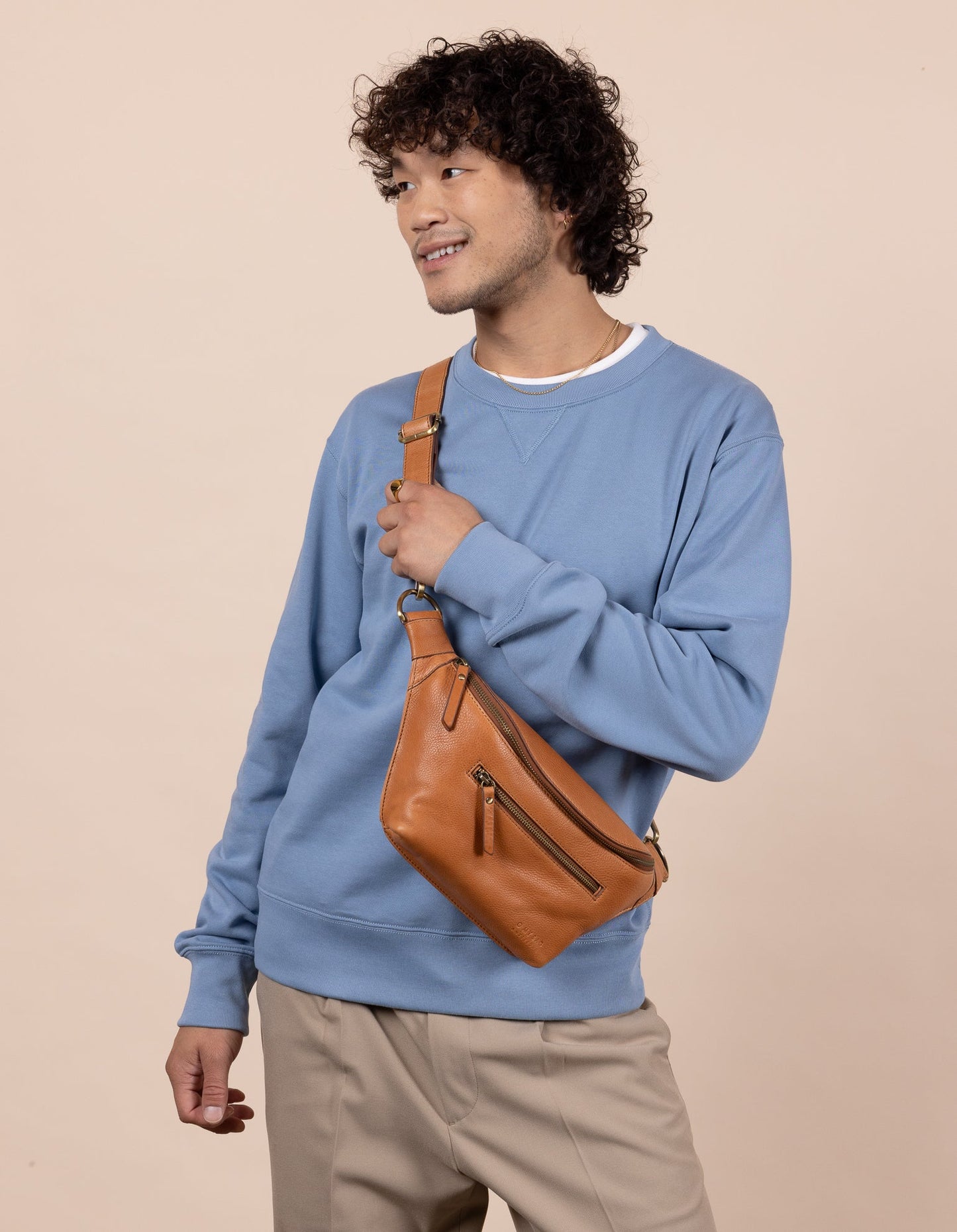 
                  
                    DREW – Gürteltasche aus weichem genarbtem Leder „Wild Oak“
                  
                