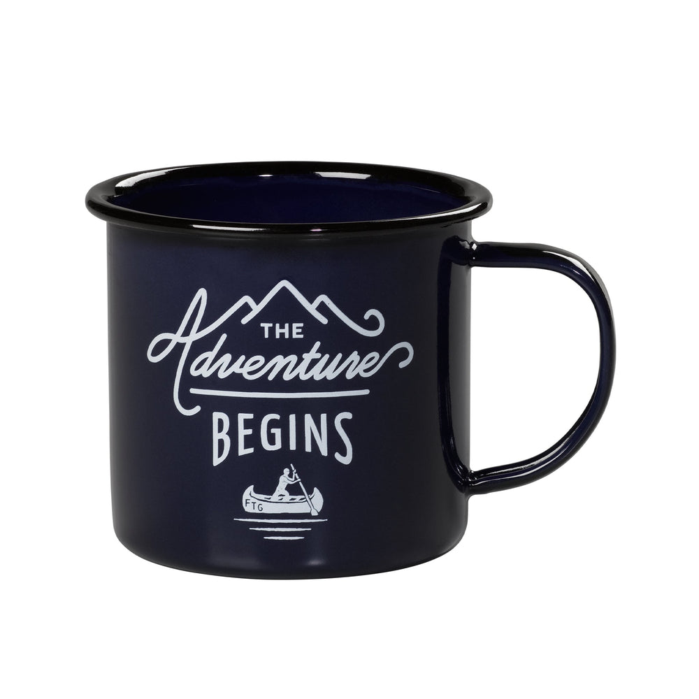 Blaue Emaille-Tasse „The Adventure Begins“.