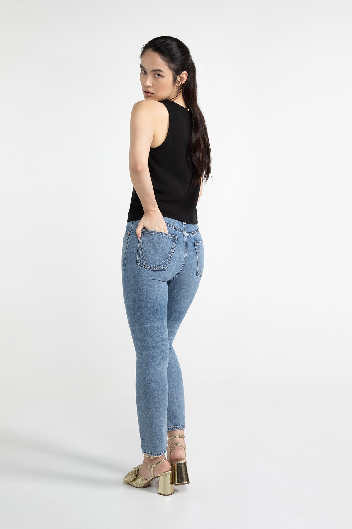 
                  
                    CHEMILLA Schwarzes Tanktop
                  
                