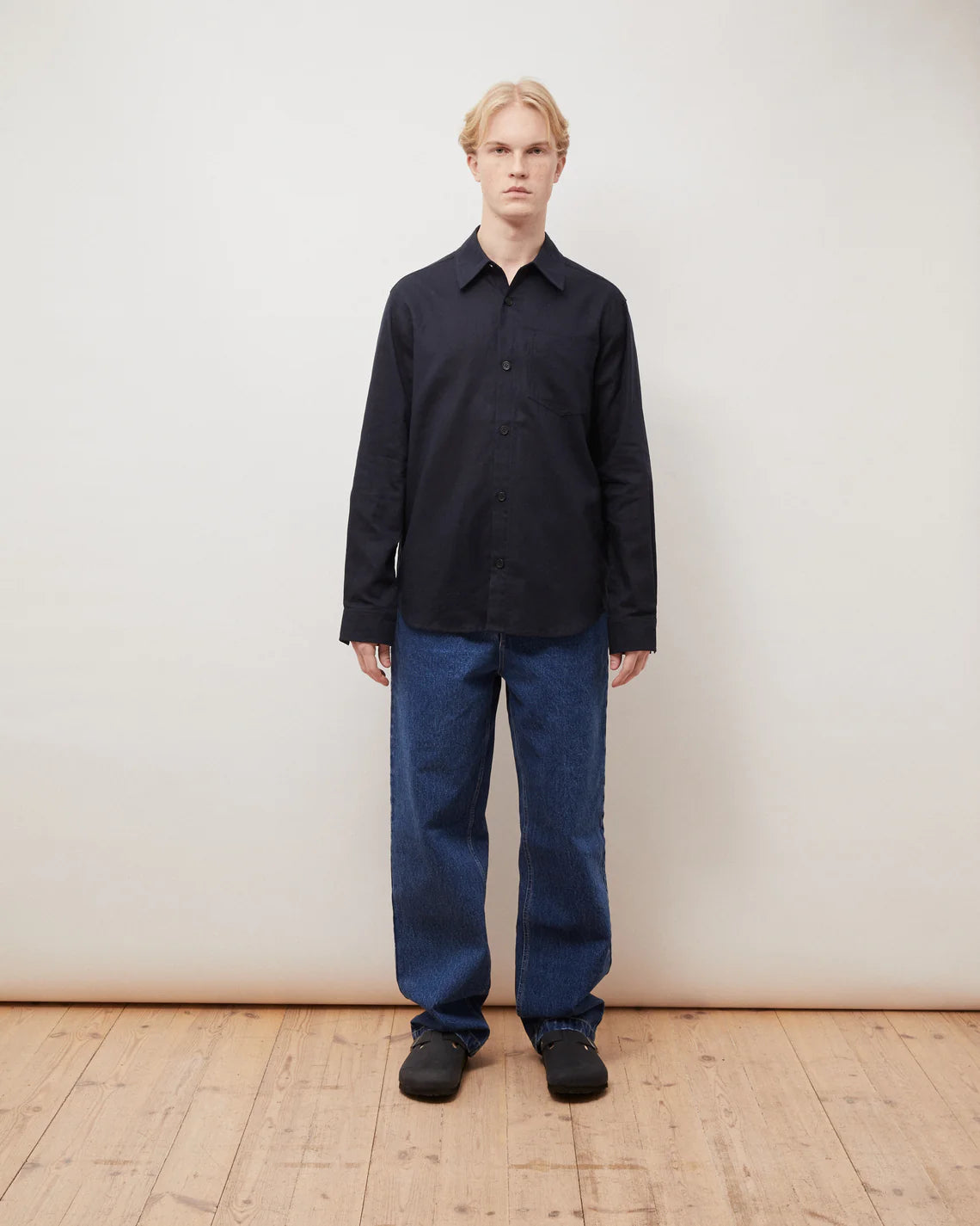 
                  
                    LAWRENCE Dunkelmarineblaues Hemd 
                  
                