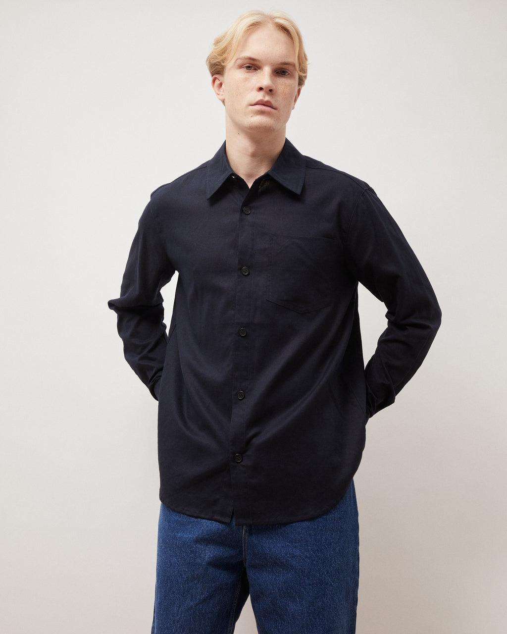 
                  
                    LAWRENCE Dunkelmarineblaues Hemd 
                  
                