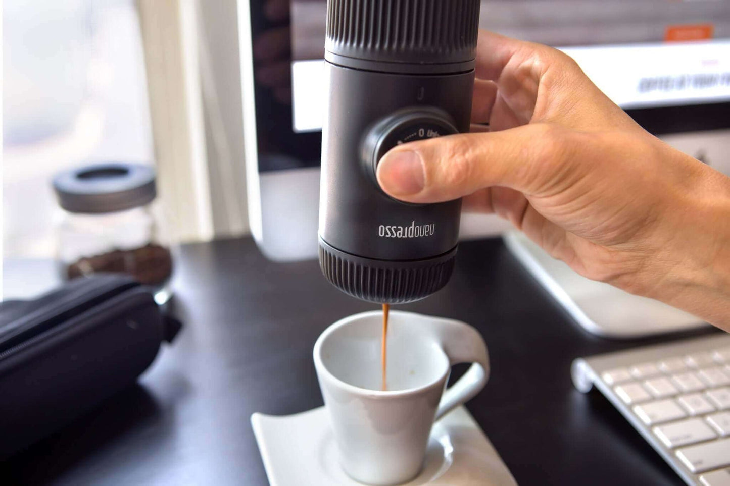 
                  
                    Schwarze tragbare Nanopresso-Espressomaschine 
                  
                