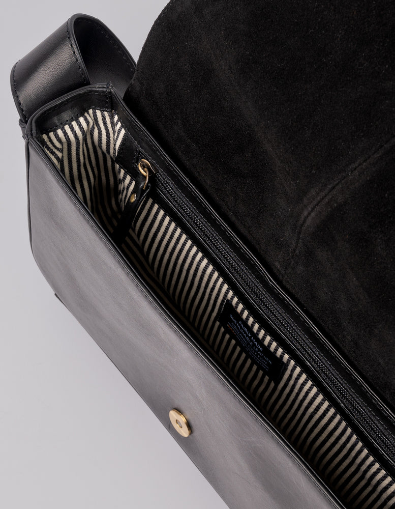 
                  
                    GINA Schwarze klassische Baguette-Tasche aus Leder
                  
                