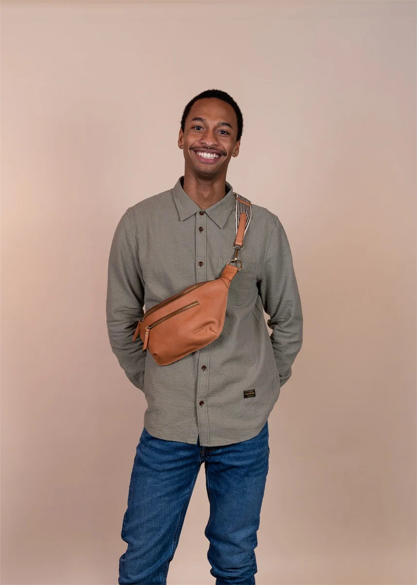 
                  
                    DREW – Gürteltasche aus weichem genarbtem Leder „Wild Oak“
                  
                