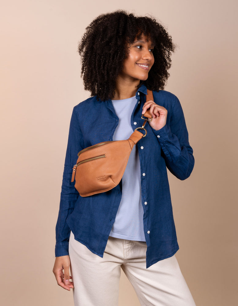 
                  
                    DREW – Gürteltasche aus weichem genarbtem Leder „Wild Oak“
                  
                