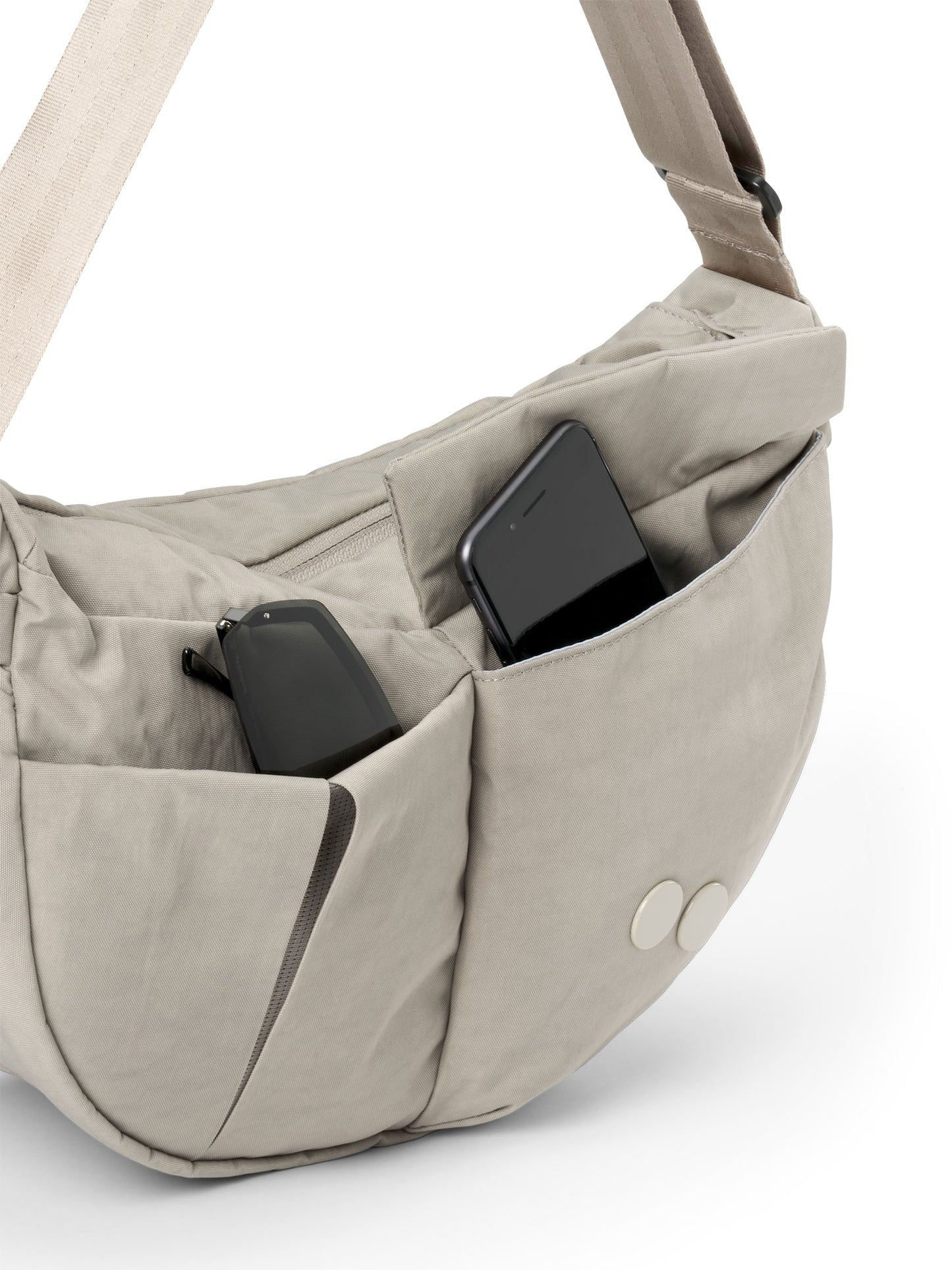 
                  
                    KRUMM – Crinkle-Tasche in Taupe, mittelgroß
                  
                