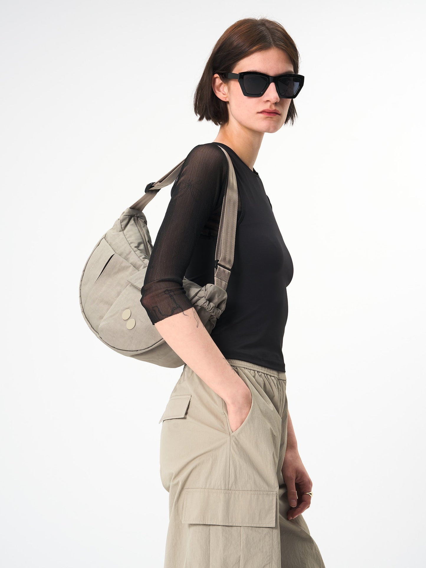 
                  
                    KRUMM – Crinkle-Tasche in Taupe, mittelgroß
                  
                