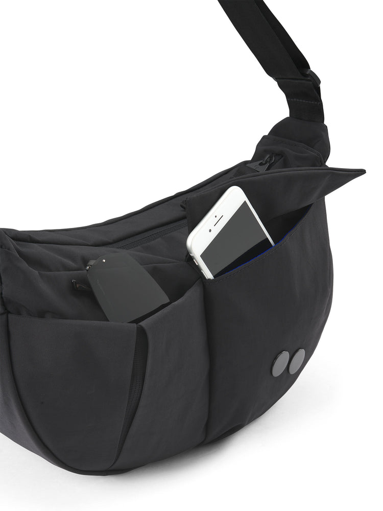 
                  
                    KRUMM – Mittelgroße Crinkle-Tasche in Schwarz
                  
                