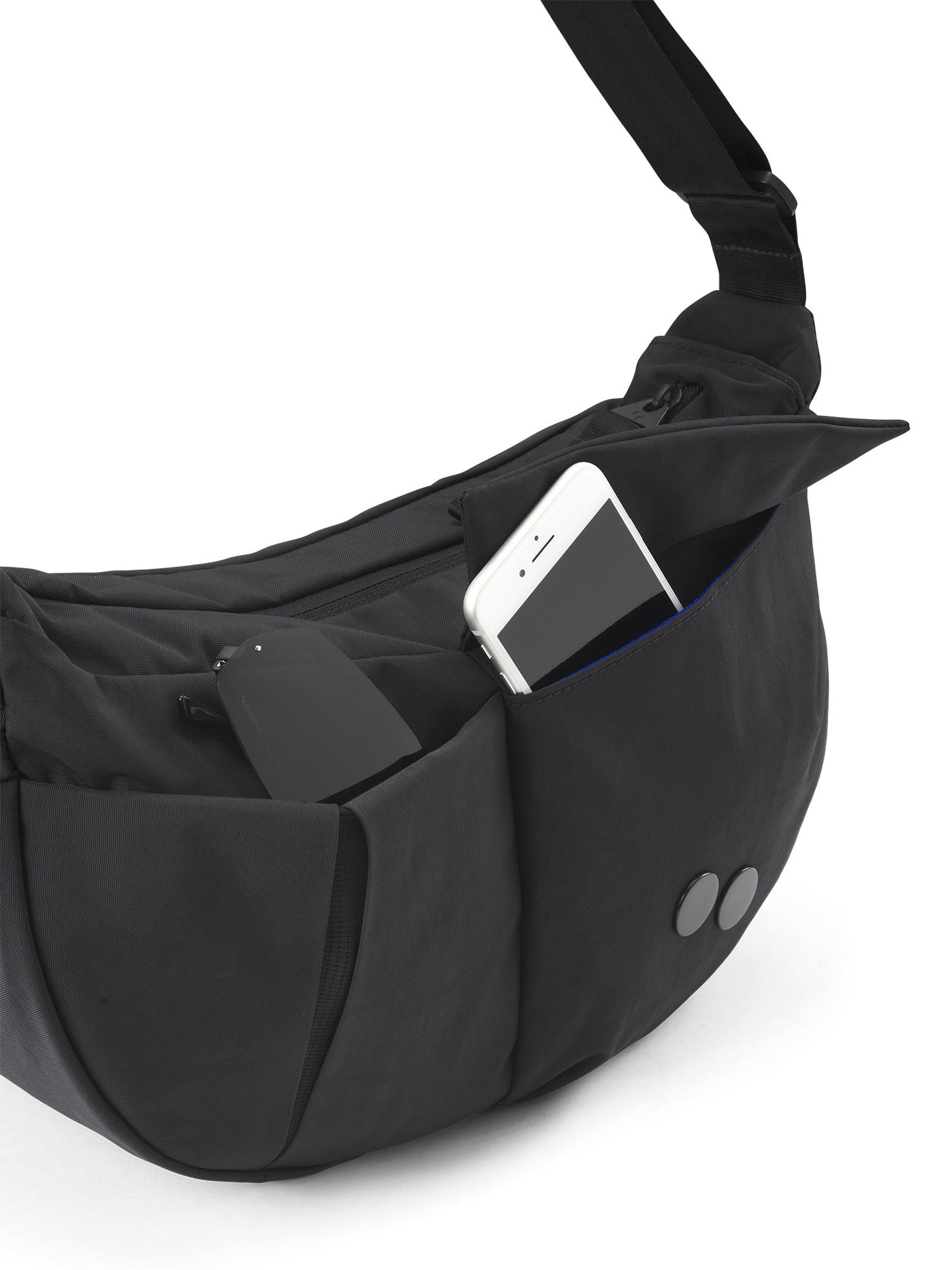 
                  
                    KRUMM – Mittelgroße Crinkle-Tasche in Schwarz
                  
                
