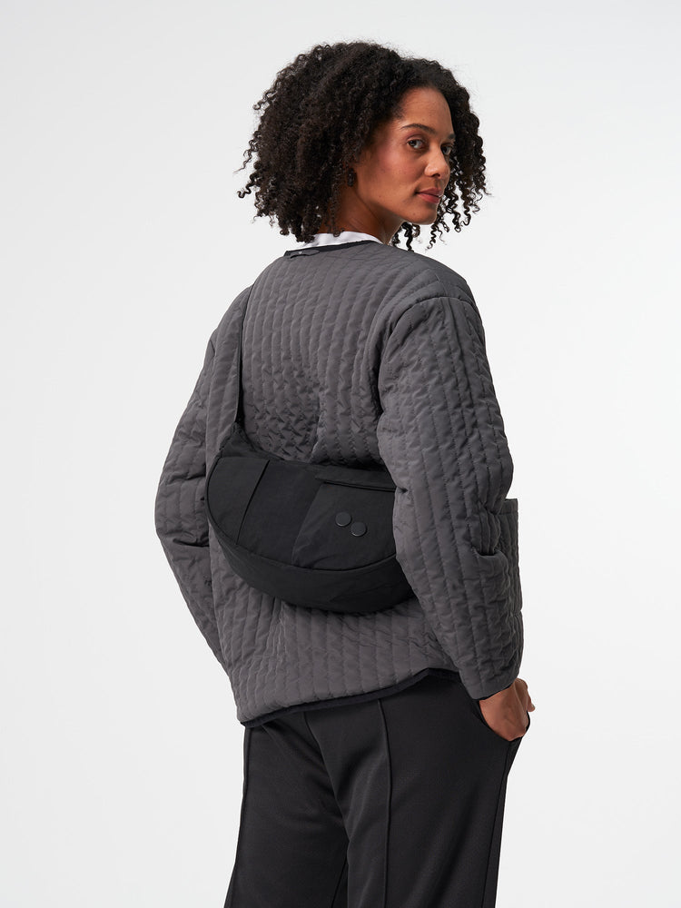 
                  
                    KRUMM – Mittelgroße Crinkle-Tasche in Schwarz
                  
                