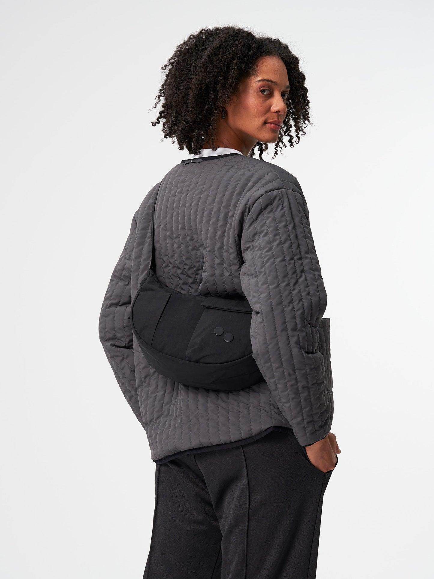 
                  
                    KRUMM – Mittelgroße Crinkle-Tasche in Schwarz
                  
                