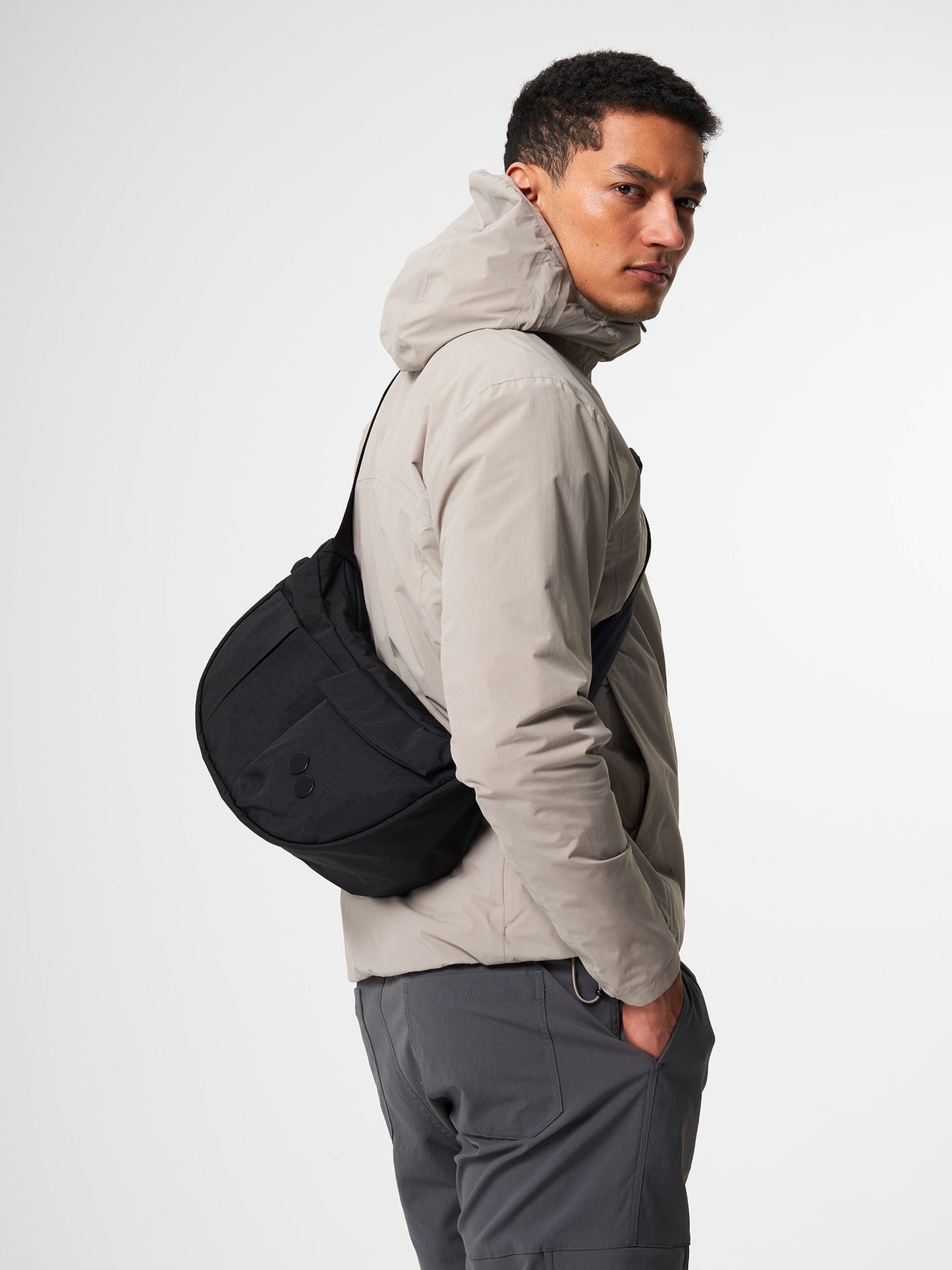 
                  
                    KRUMM – Mittelgroße Crinkle-Tasche in Schwarz
                  
                