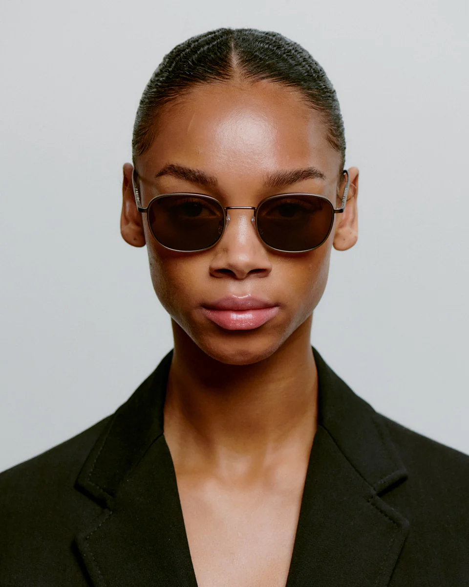 
                  
                    HELLO MATTBRAUNE SONNENBRILLE
                  
                