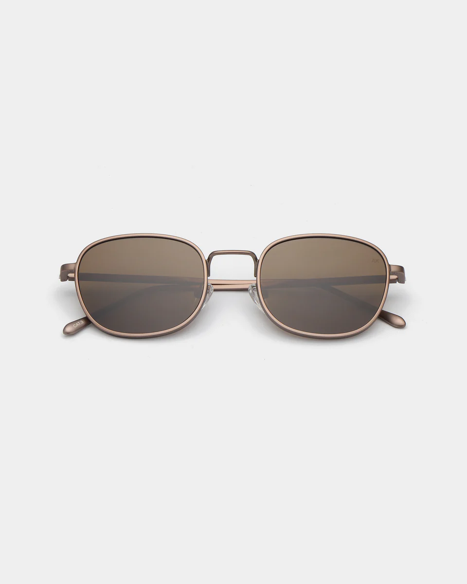 
                  
                    HELLO MATTBRAUNE SONNENBRILLE
                  
                