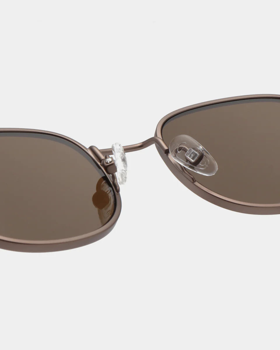 
                  
                    HELLO MATTBRAUNE SONNENBRILLE
                  
                