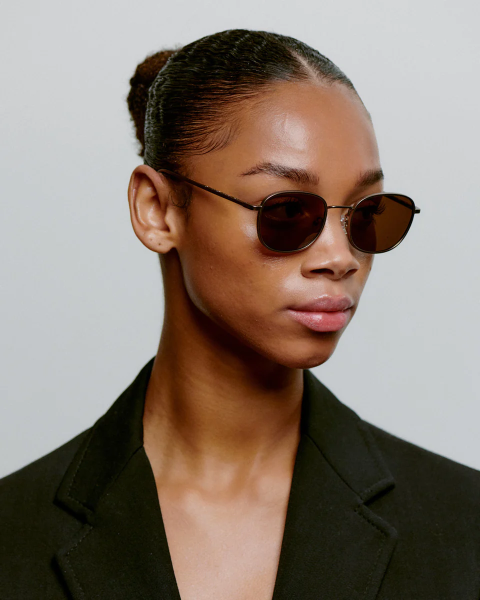 
                  
                    HELLO MATTBRAUNE SONNENBRILLE
                  
                