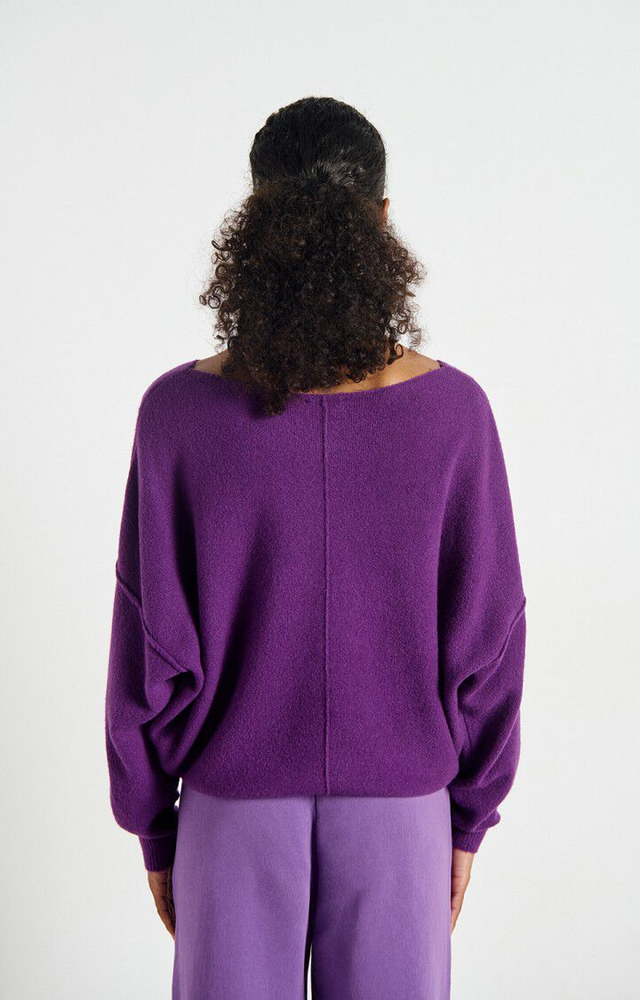 
                  
                    DAMSVILLE Ultravioletter Pullover
                  
                