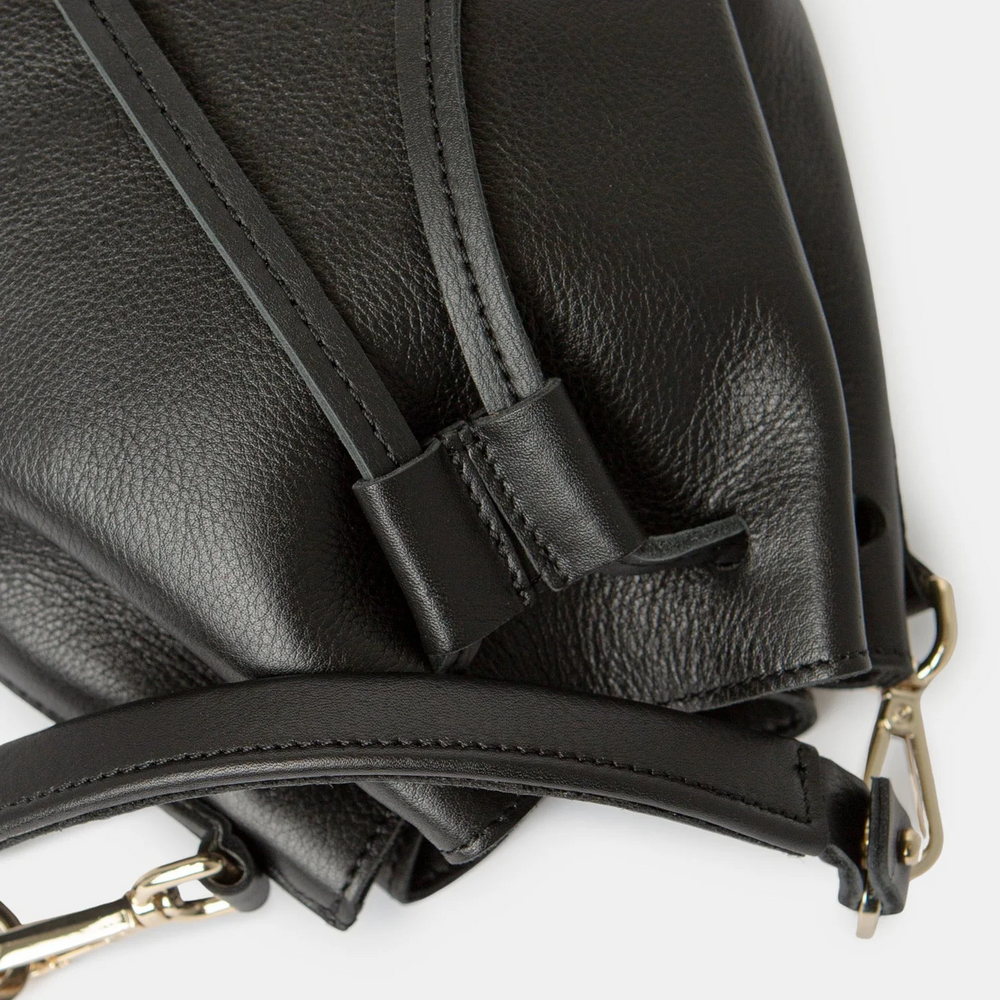 
                  
                    Schwarze, weiche klassische Saku-Tasche aus Nappaleder
                  
                