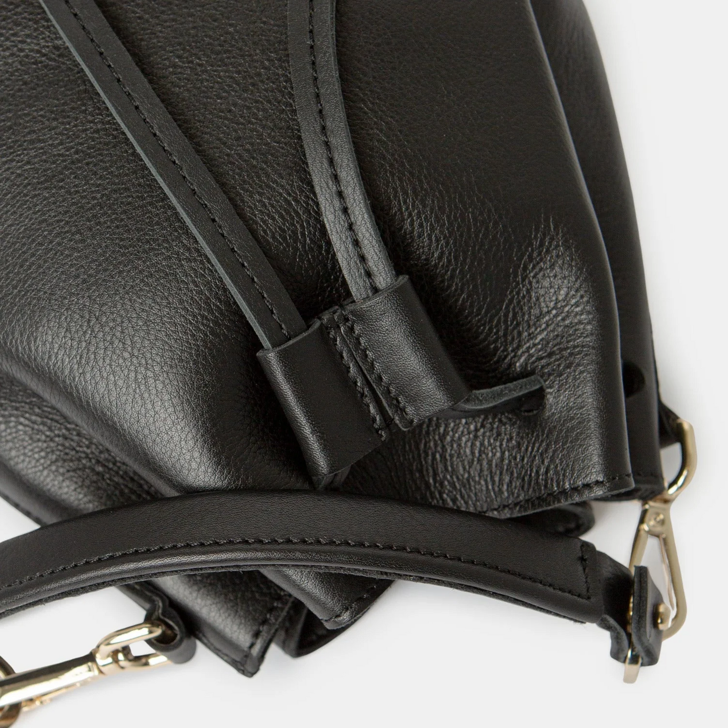 
                  
                    Schwarze, weiche klassische Saku-Tasche aus Nappaleder
                  
                