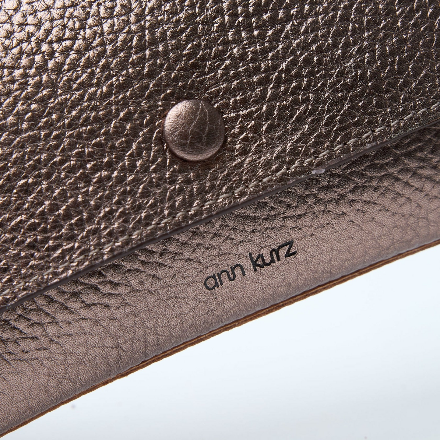 
                  
                    Hübsche Brieftasche in Metallic-Metallic-Optik in Metallgrau
                  
                