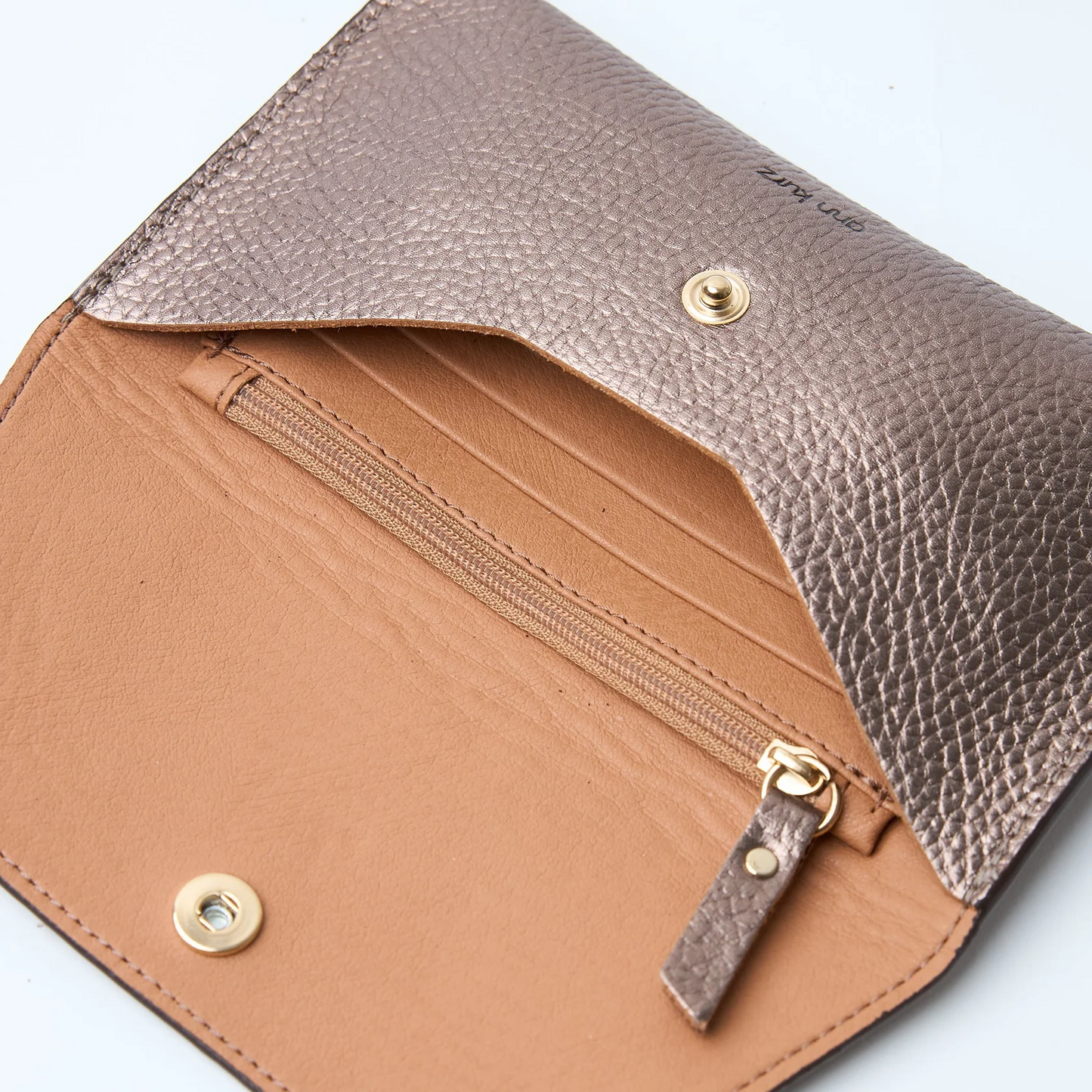 
                  
                    Hübsche Brieftasche in Metallic-Metallic-Optik in Metallgrau
                  
                