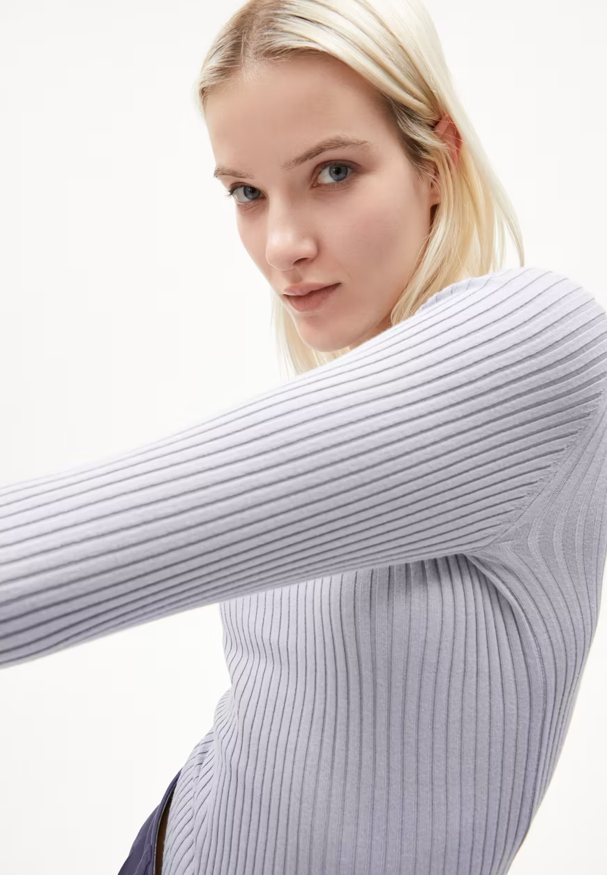 
                  
                    ALAANIA – Schmal geschnittener Pullover „Misty Morning“
                  
                