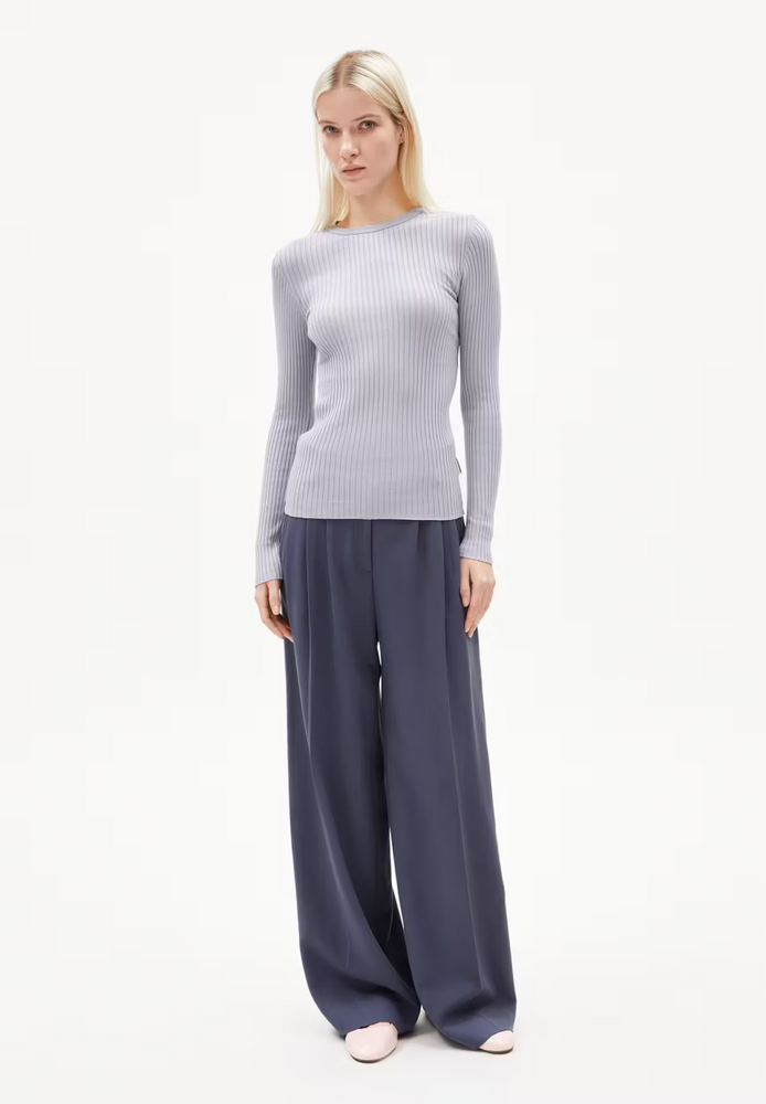 
                  
                    ALAANIA – Schmal geschnittener Pullover „Misty Morning“
                  
                