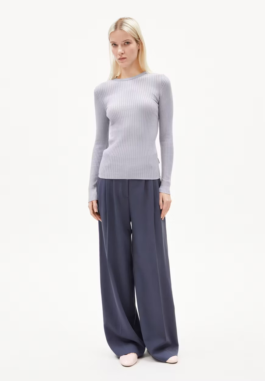 
                  
                    ALAANIA – Schmal geschnittener Pullover „Misty Morning“
                  
                