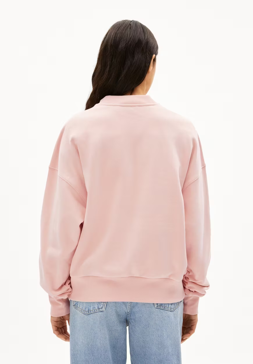 
                  
                    ALIZAA ICONIC Ein Rosalilly-Pullover
                  
                