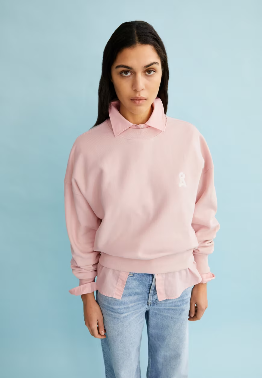 
                  
                    ALIZAA ICONIC Ein Rosalilly-Pullover
                  
                