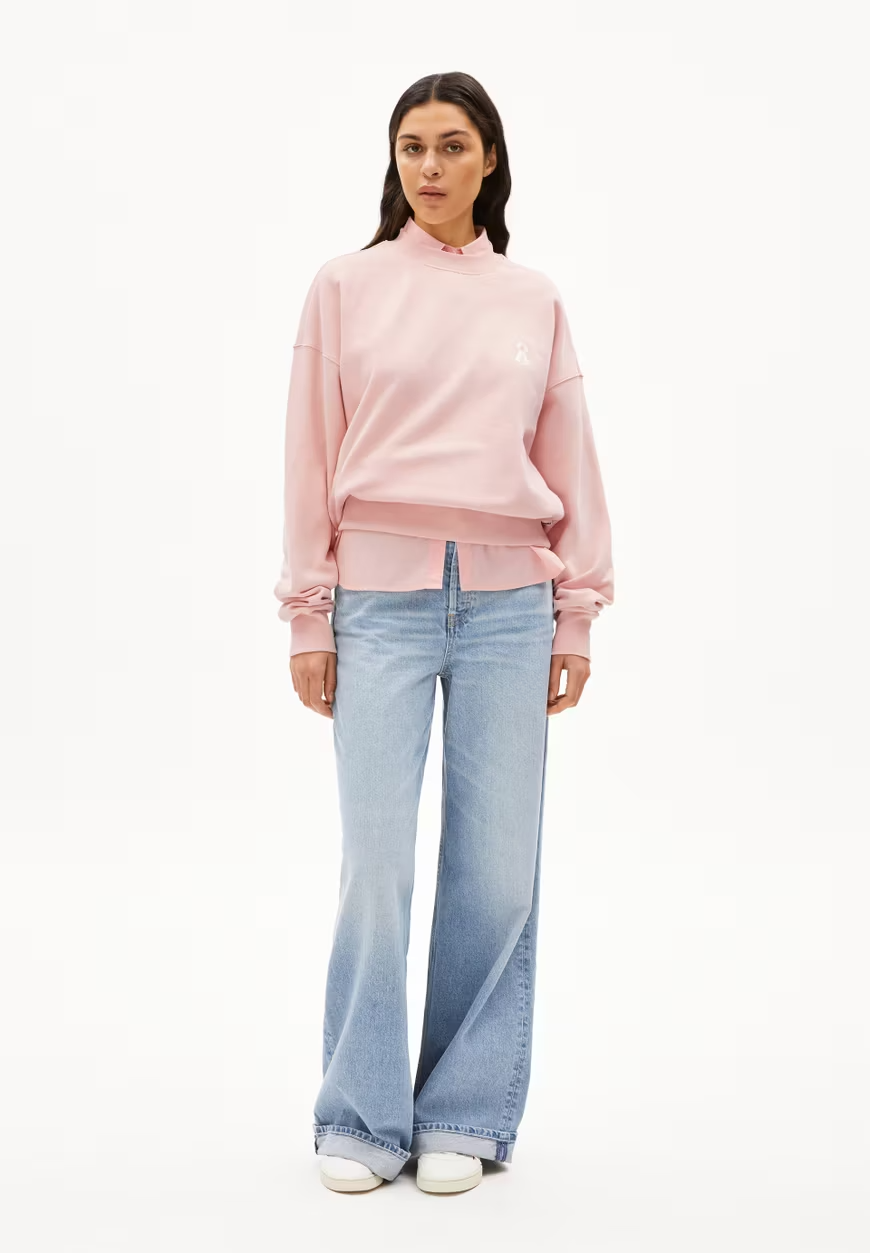 
                  
                    ALIZAA ICONIC Ein Rosalilly-Pullover
                  
                