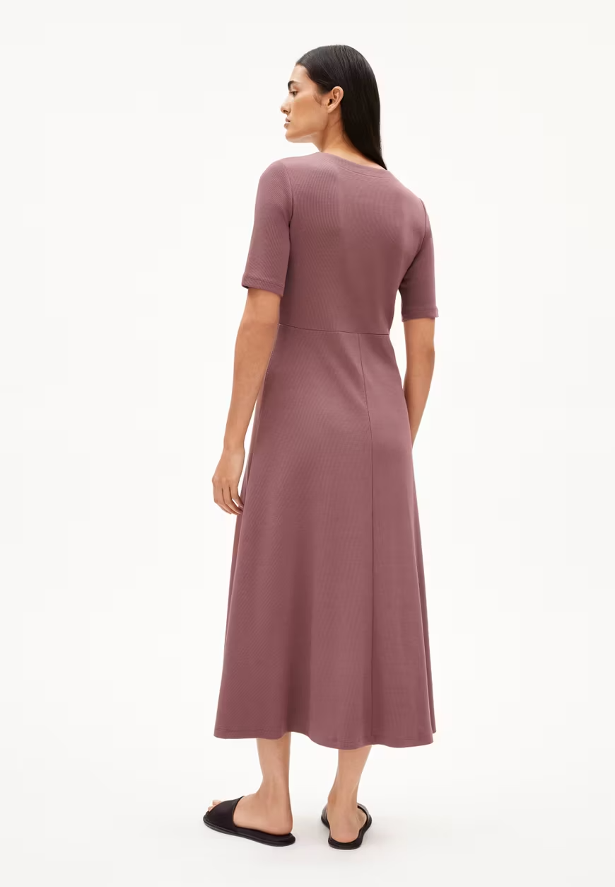 
                  
                    ALURAA Dunkelbeerkleid
                  
                