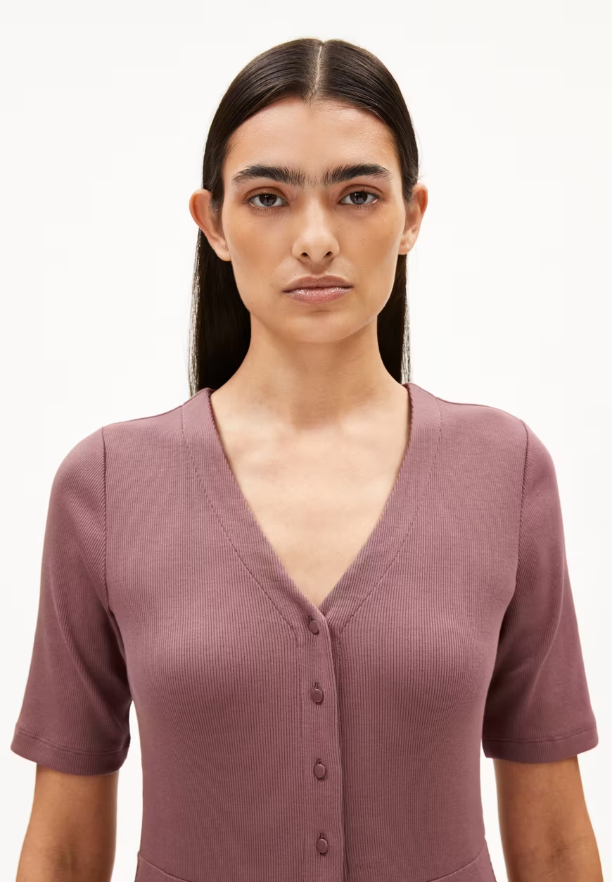 
                  
                    ALURAA Dunkelbeerkleid
                  
                