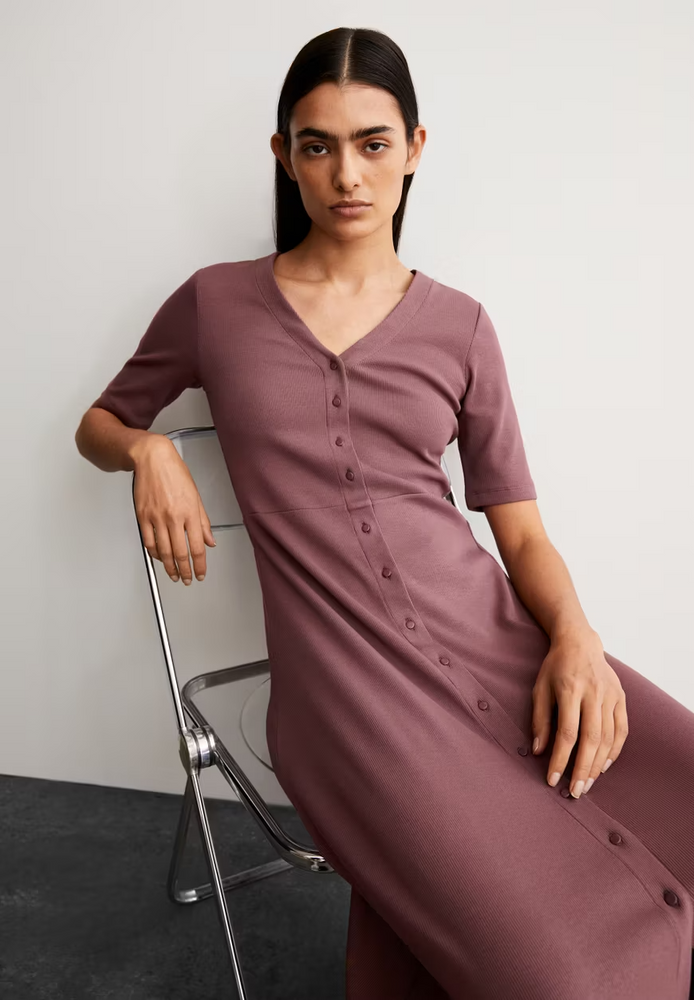 
                  
                    ALURAA Dunkelbeerkleid
                  
                